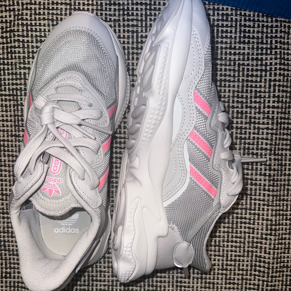 ADIDAS OZWEEGO J
Size: 5 1/2